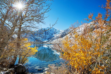 冬季的美国摄影照片_美丽的自然景色在初冬山区。内华达山脉风景。美国加利福尼亚州旅游和寒假背景。