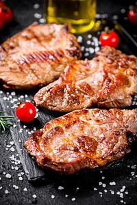 油炸食品摄影照片_ 肉，晚餐，切肉，餐