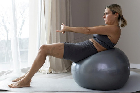 蓝色健身服坐健身球抗力球瑜伽球