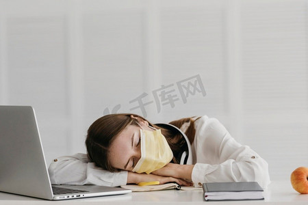 学生戴口罩睡觉