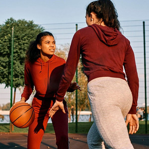 打篮球操场摄影照片_一起打篮球的女子