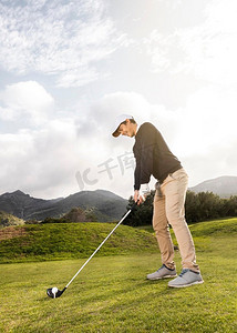 具有球杆复制空间的人玩高尔夫球场的侧视图