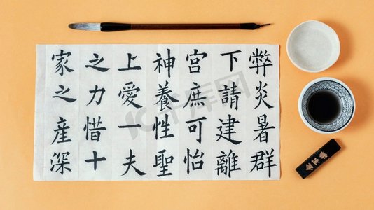 中国水墨风女仕摄影照片_顶视图构图用墨水书写的中国符号