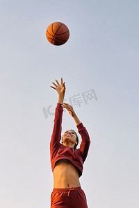 年轻女子打篮球