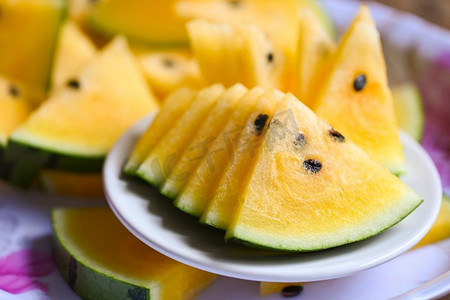 甜西瓜片片新鲜西瓜热带夏季水果，黄西瓜片盘