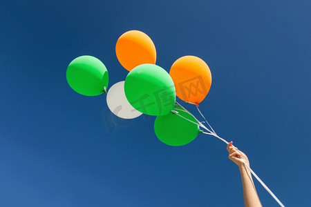 橙色生日摄影照片_假日，生日和聚会装饰概念—关闭充气氦气气球在蓝天。近拍氦气球在蓝天