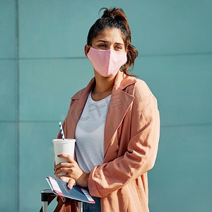 一名女子在疫情期间在机场佩戴医用口罩护照