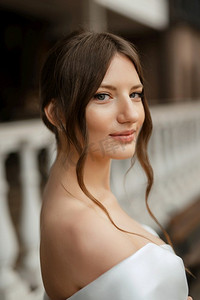 考大学摄影照片_一个年轻的新娘女孩在一个短白色连衣裙在雨天的肖像