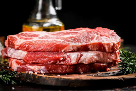 一堆生猪肉排在砧板上.牛肉冷鲜肉