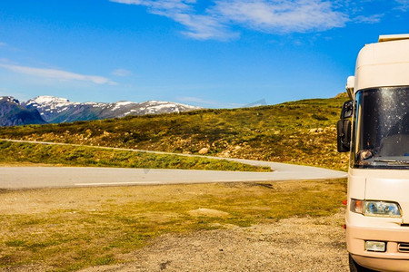 旅游度假和旅行。露营车在夏季山区景观。国家旅游路线Aurlandsfjellet..露营车在诺勒山