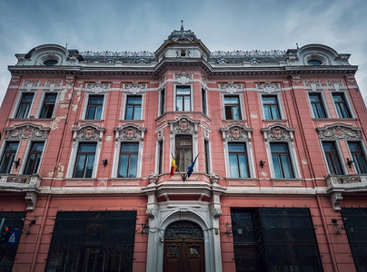 罗马尼亚国家银行位于布拉索夫老城区，位于切尔宫。粉红色的老建筑立面，传统建筑风格