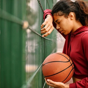 女孩打篮球摄影照片_黑人美国妇女打篮球与复制空间