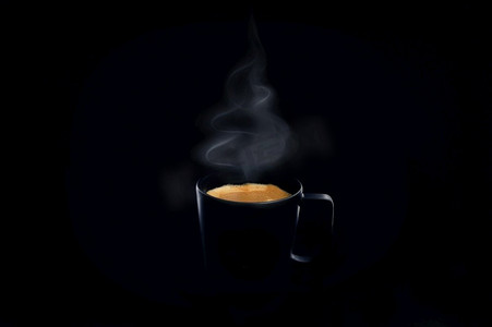 黑阴影摄影照片_抽象黑杯浓缩咖啡概念 