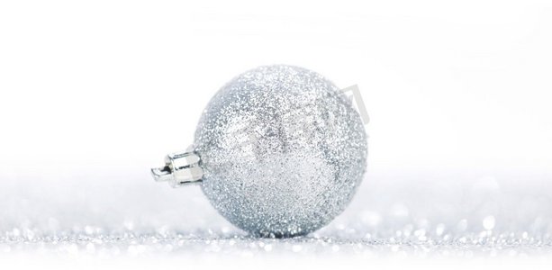 一个圣诞球在白色背景孤立的闪光。圣诞舞会