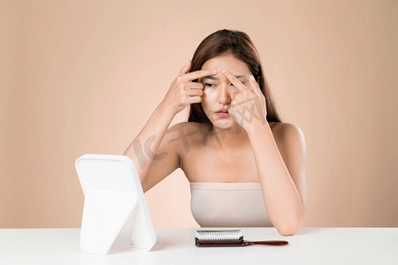 照镜子的年轻热心亚洲女性的画像担心她脸上的疙瘩.美女文胸