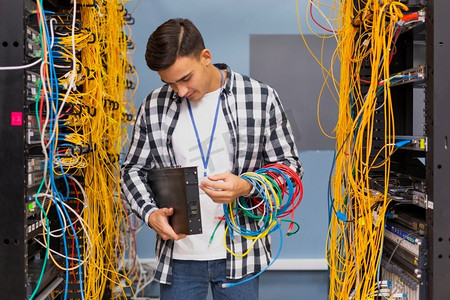 年轻的网络工程师寻找以太网交换机