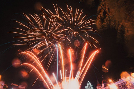 烟花城市新年快乐背景烟火人物活动