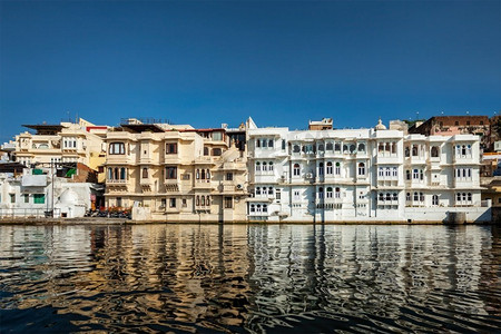 印度建筑摄影照片_乌代布尔老哈维利房子从湖的看法。印度拉贾斯坦邦乌代布尔乌代布尔haveli房屋从湖的看法
