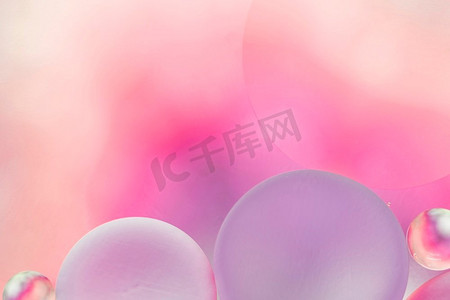 软粉红色紫色油气泡背景