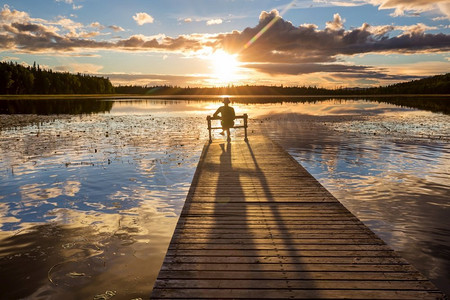 一个人在平静的湖边安心休息.图画风景