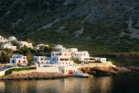 马镇摄影照片_卡马尔斯镇在西弗诺斯岛日落。希腊Kamares镇与传统的白色房子在Sifnos岛上日落。希腊