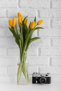 带摄像头的花束郁金香透明花瓶