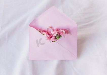 带花的结婚戒指信封