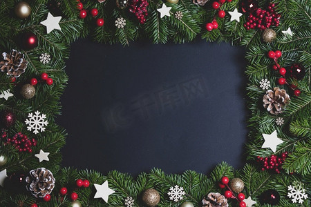 天然冷杉圣诞树边框装饰黑色，复制文本空间。冷杉树枝框架在白色