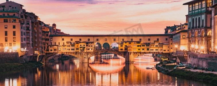 奥特曼图片摄影照片_意大利佛罗伦萨，夜晚的阿尔诺河上的维奇奥桥