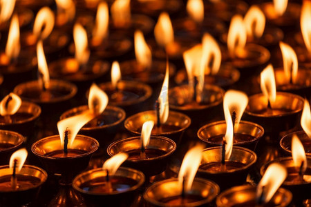 在佛教寺庙里燃烧蜡烛。达兰萨拉，喜马偕尔邦。在佛教寺庙燃烧蜡烛