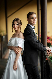 考大学摄影照片_年轻夫妇新娘和新郎在一个白色短礼服走在雨中