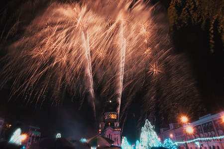 烟花爆竹在城市新年快乐的背景下