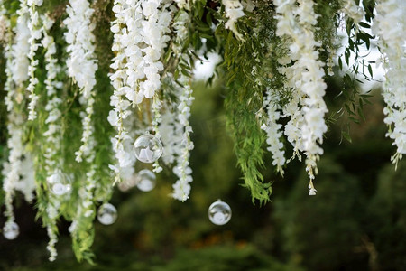 用天然鲜花和绿色元素制作的优雅婚礼装饰品