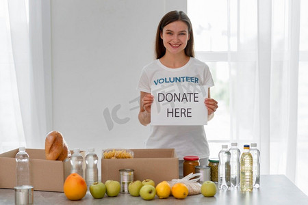 前视图女性志愿者准备食物捐赠