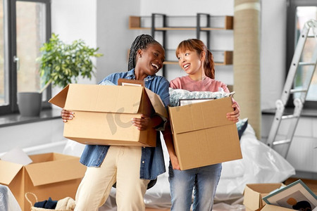 感动，人和房地产的概念--幸福的微笑着的女人在新家搬着箱子。带着箱子的妇女搬到新家