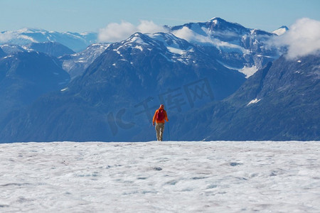 夏季在雪山中的攀登