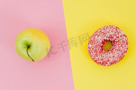水果新鲜不新鲜摄影照片_顶视图甜甜圈VS水果