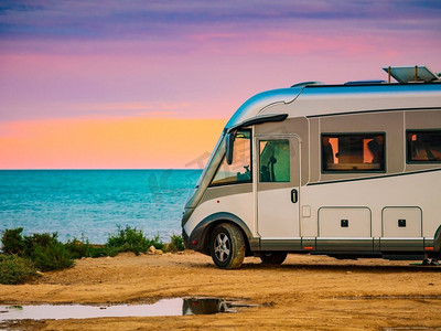 在西班牙地中海海岸露营的大篷车车。在房车度假西班牙海岸露营车