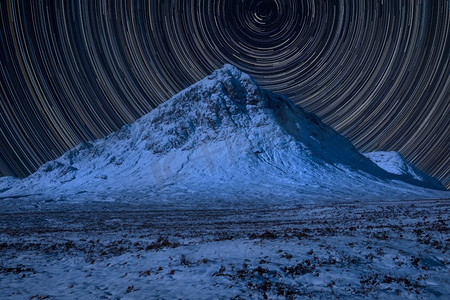 令人惊叹的充满活力的星试验长时间曝光合成图像覆盖的山的景观在苏格兰高地的冬天