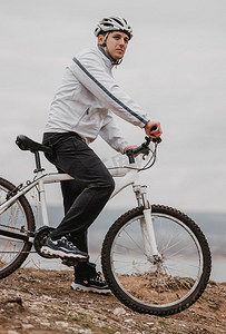 骑男孩摄影照片_男子骑自行车寒冷的一天2