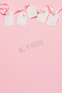 白色标签粉红色丝带顶部背景与空间文本