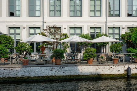 在比利时布鲁日，沿运河的街头咖啡馆餐厅桌子。比利时布鲁日运河边的咖啡桌