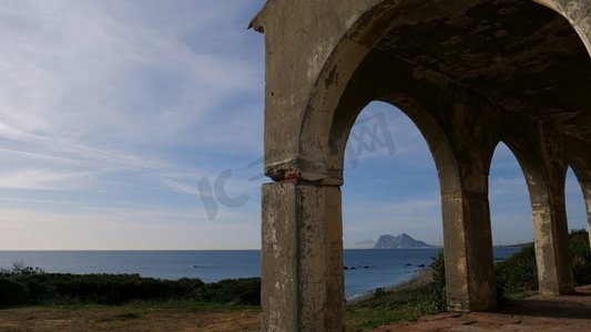 海景与直布罗陀岩石地平线。View from Torreccarbonera beach，蓬塔马拉，安达卢西亚西班牙..海景和直布罗陀岩石地平线