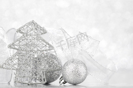 圣诞装饰性冷杉和球在浅银色波克背景下。圣诞装饰
