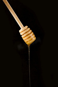 蜂蜜从勺子上掉下来