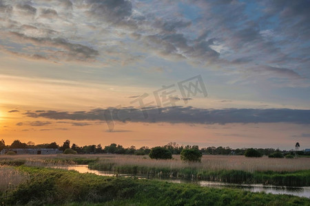 橙色风景摄影照片_美丽的风景日落图像萨默塞特水平湿地在英格兰在春天