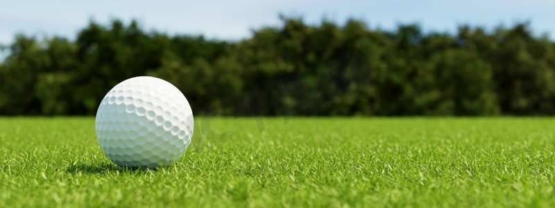 高尔夫球在球道绿色背景下的草地上。带有文案空间的广告横幅。运动和运动概念。3D插图渲染