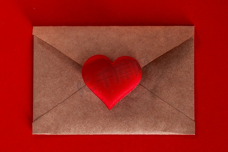 情人节情书牛皮纸信封与红心。红心纸信封