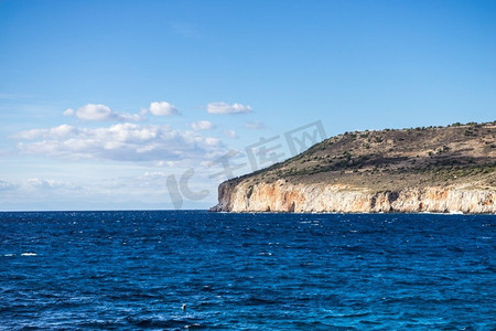 马路线摄影照片_希腊海景皮尔戈斯·迪鲁湾。希腊拉科尼亚马尼海洋景观。Pirgos Dirou bay，希腊
