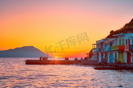 人们在希腊米洛斯岛爱琴海上方风景如画的Klima村享受风景秀